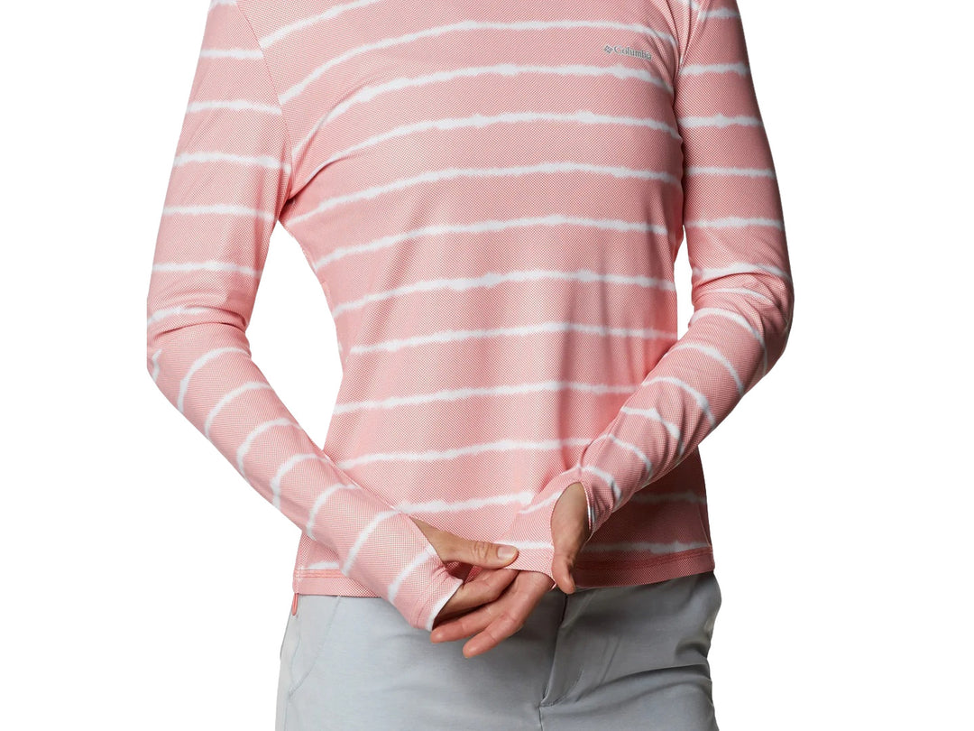 Camiseta deportiva Columbia de manga larga color salmón con rayas blancas horizontales.