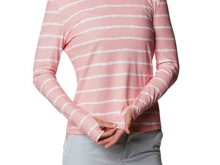 Camiseta deportiva Columbia de manga larga color salmón con rayas blancas horizontales.