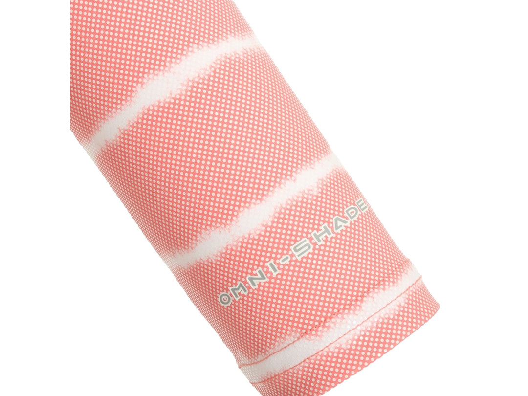 Camiseta deportiva Columbia de manga larga color salmón con rayas blancas horizontales.