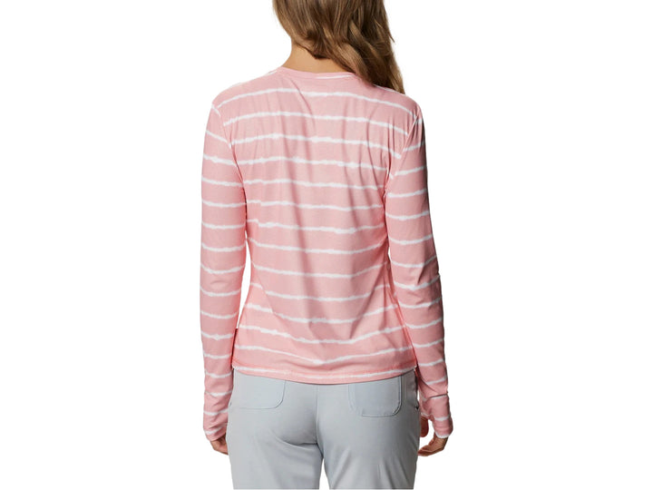 Camiseta deportiva Columbia de manga larga color salmón con rayas blancas horizontales.