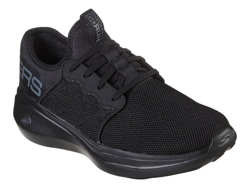 Tenis deportivos Skechers para mujer en color negro con tejido transpirable y suela cómoda.