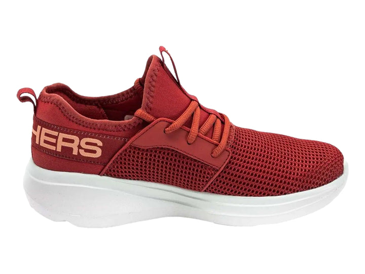 Tenis deportivos Skechers color rojo con suela blanca y tejido de malla transpirable.