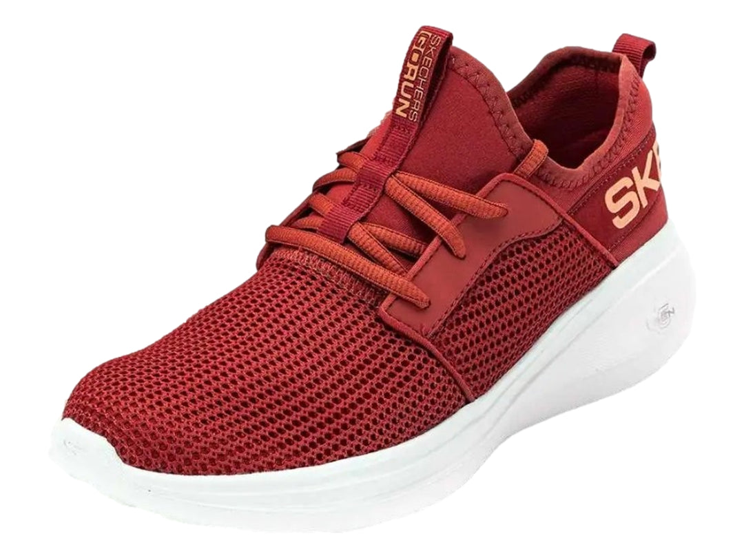 Tenis deportivos Skechers color rojo con suela blanca y tejido de malla transpirable.