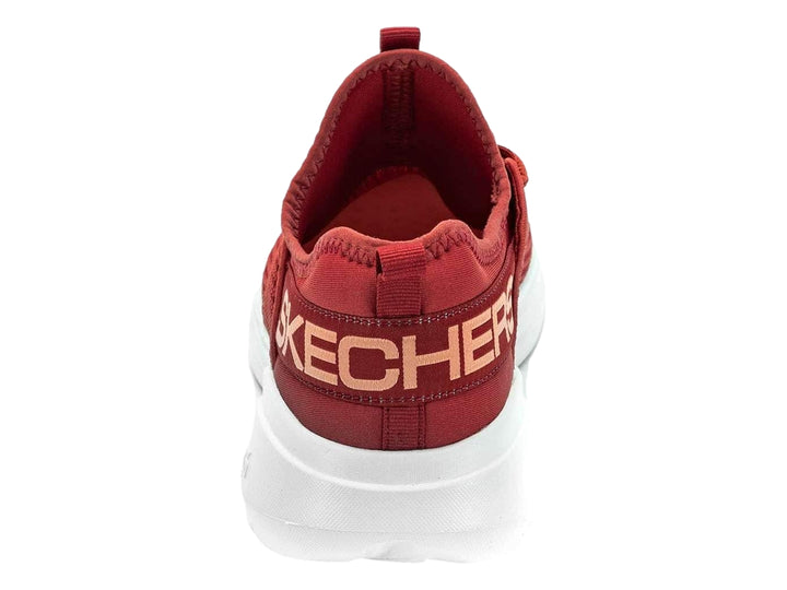 Tenis deportivos Skechers color rojo con suela blanca y tejido de malla transpirable.