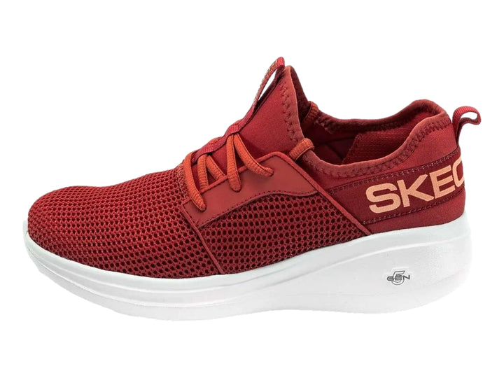 Tenis deportivos Skechers color rojo con suela blanca y tejido de malla transpirable.