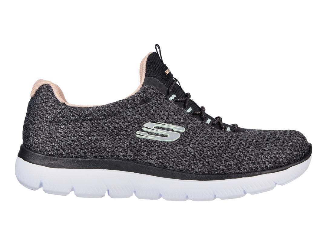 Tenis deportivos Skechers para mujer en color negro con suela blanca y detalles internos en rosa.