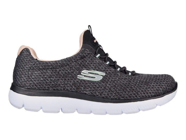Tenis deportivos Skechers para mujer en color negro con suela blanca y detalles internos en rosa.