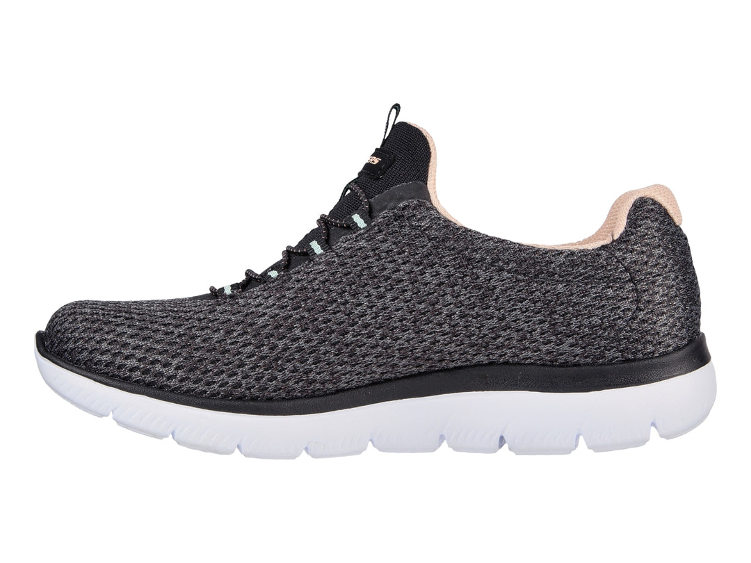 Tenis deportivos Skechers para mujer en color negro con suela blanca y detalles internos en rosa.