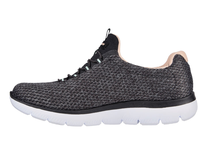 Tenis deportivos Skechers para mujer en color negro con suela blanca y detalles internos en rosa.