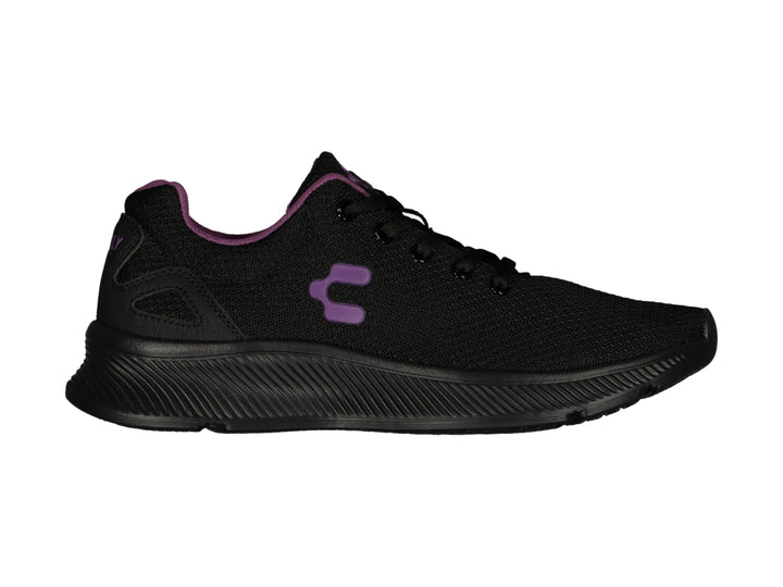 Tenis deportivos Charly color negro con detalles en morado, vista lateral.