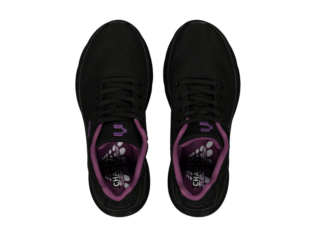 Tenis deportivos Charly color negro con detalles en morado, vista lateral.