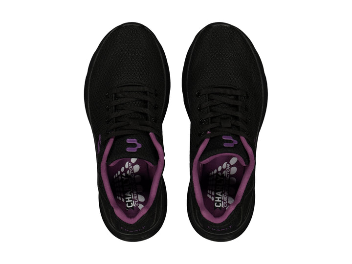 Tenis deportivos Charly color negro con detalles en morado, vista lateral.