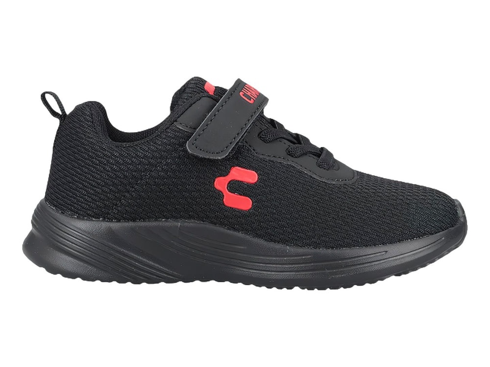 Tenis deportivos Charly color negro con detalles en rojo y correa ajustable.