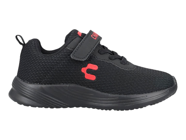 Tenis deportivos Charly color negro con detalles en rojo y correa ajustable.