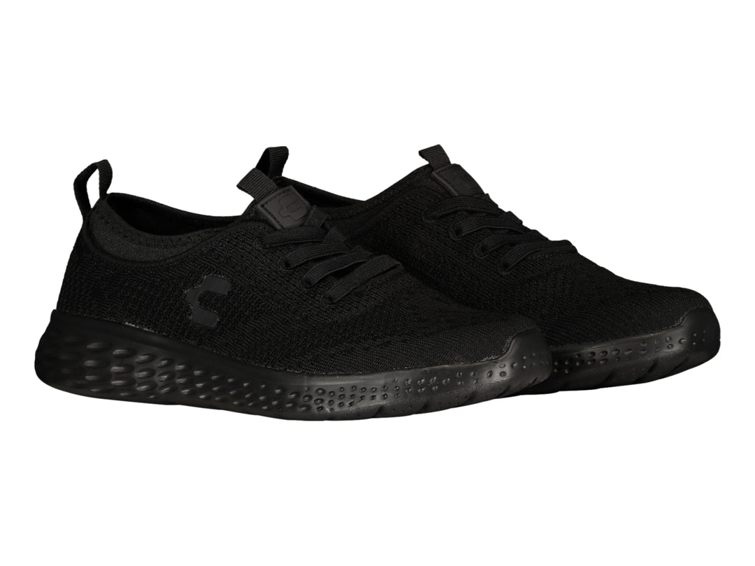 Par de tenis deportivos Charly color negro con tejido transpirable y suela texturizada.