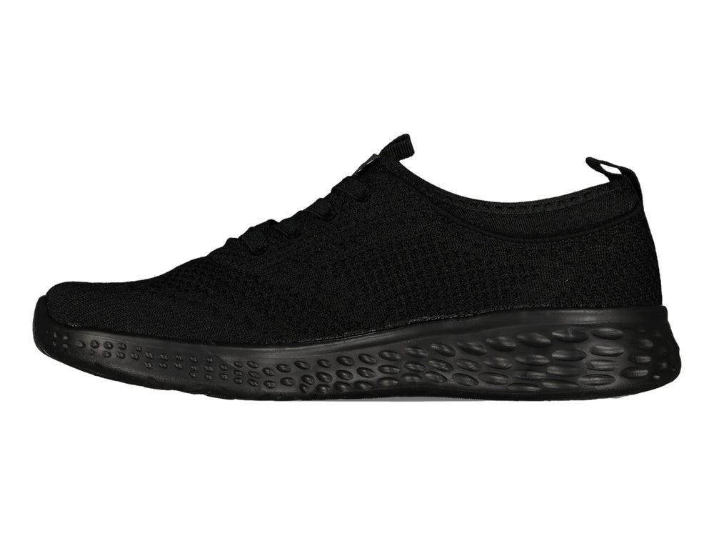Par de tenis deportivos Charly color negro con tejido transpirable y suela texturizada.