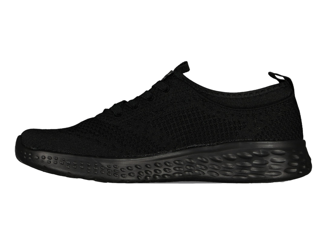 Par de tenis deportivos Charly color negro con tejido transpirable y suela texturizada.