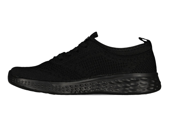 Par de tenis deportivos Charly color negro con tejido transpirable y suela texturizada.