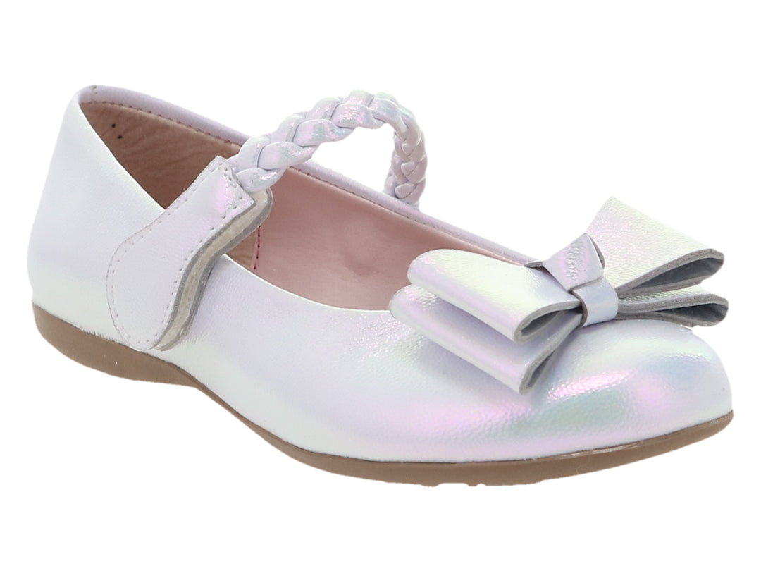 Zapato plano blanco iridiscente para niña con moño frontal y correa trenzada.