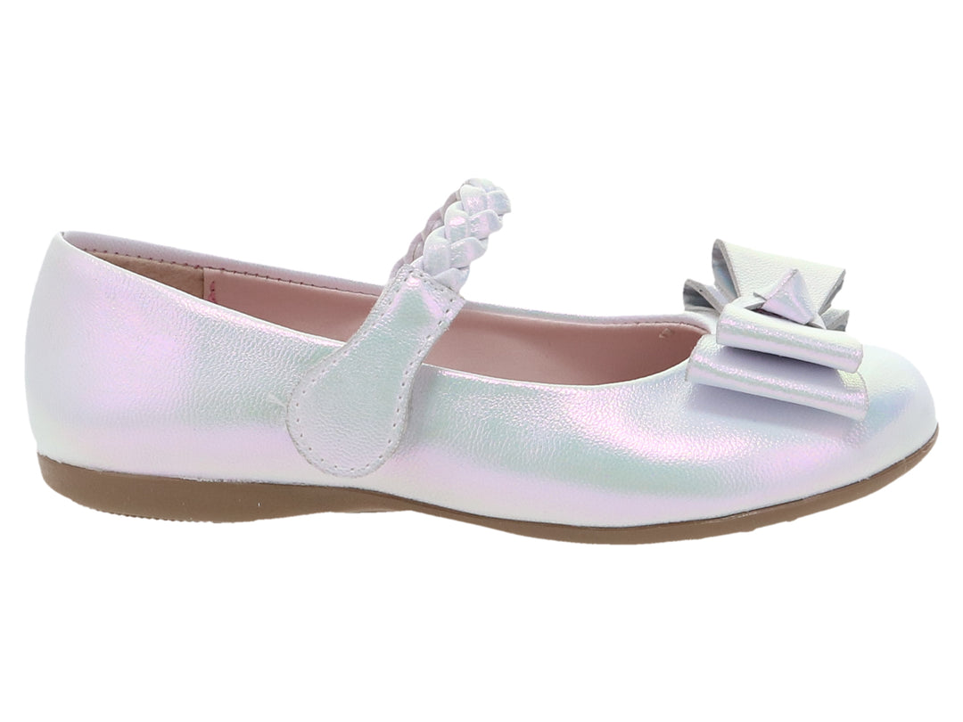 Zapato plano blanco iridiscente para niña con moño frontal y correa trenzada.