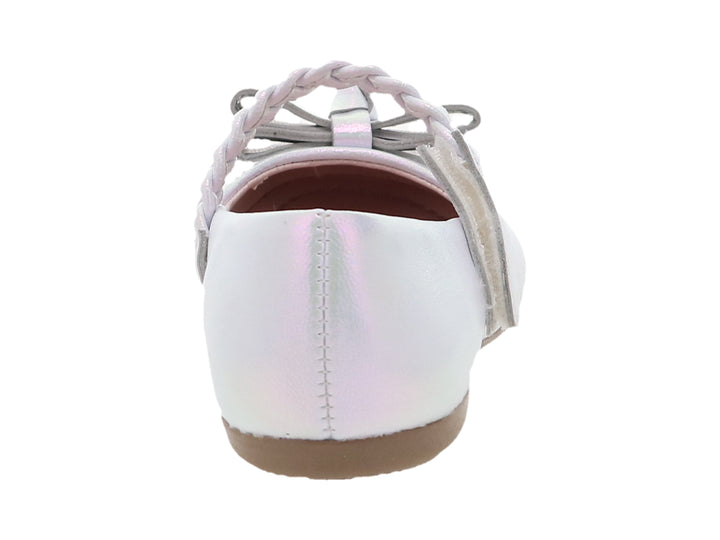 Zapato plano blanco iridiscente para niña con moño frontal y correa trenzada.