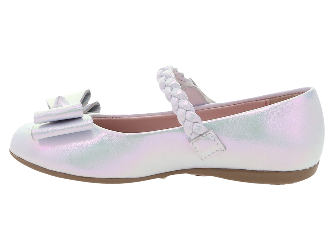 Zapato plano blanco iridiscente para niña con moño frontal y correa trenzada.