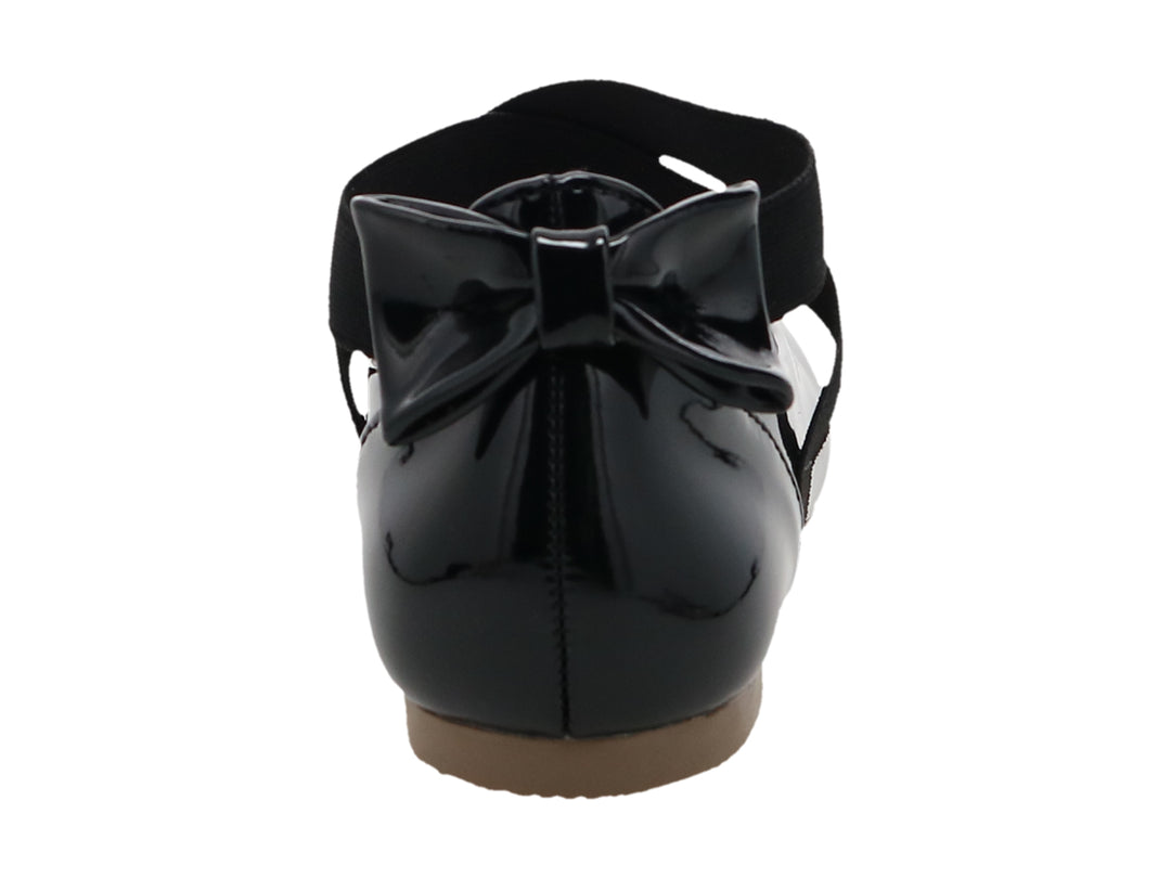 Zapato plano negro brillante con correas cruzadas y suela color café.