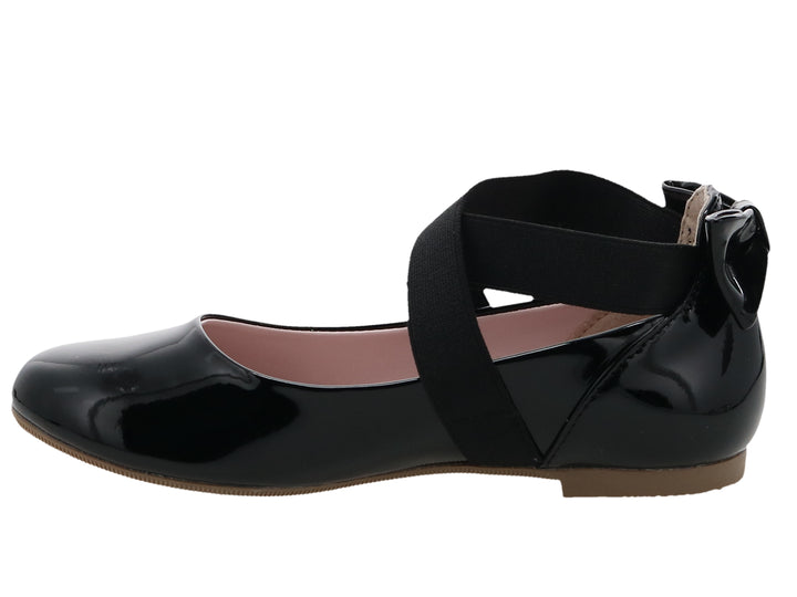 Zapato plano negro brillante con correas cruzadas y suela color café.