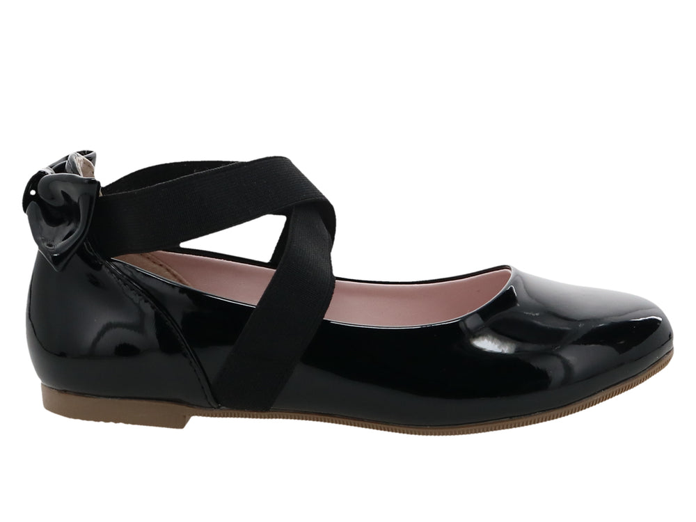 Zapato plano negro de charol brillante con correas cruzadas elásticas y suela color café para niña.