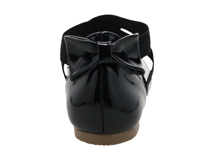 Zapato plano negro de charol brillante con correas cruzadas elásticas y suela color café para niña.