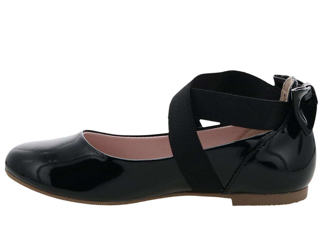 Zapato plano negro de charol brillante con correas cruzadas elásticas y suela color café para niña.