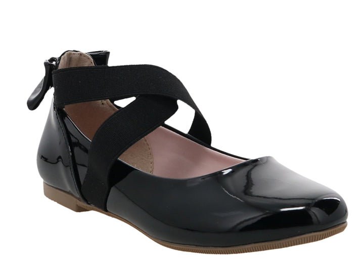 Zapato plano negro de charol con correas cruzadas y suela marrón.