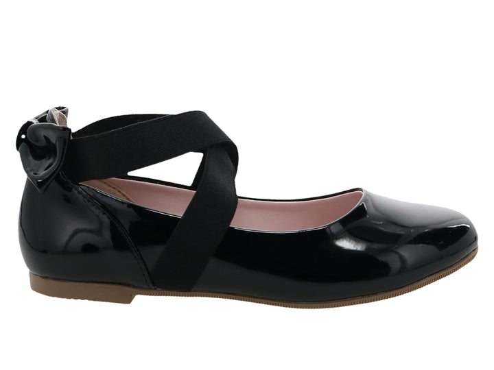 Zapato plano negro de charol con correas cruzadas y suela marrón.