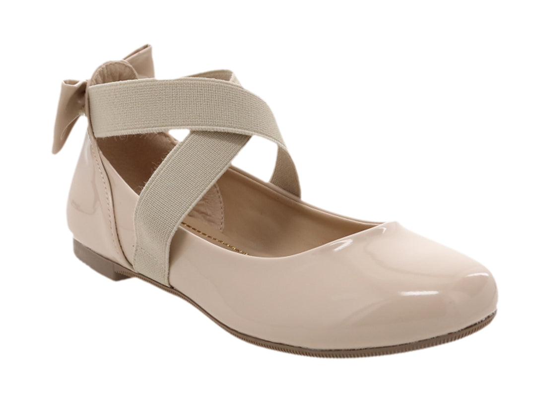 Zapato plano color rosa en acabado charol con correas cruzadas y punta redondeada.