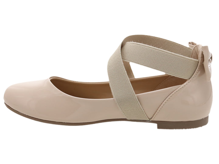 Zapato plano color rosa en acabado charol con correas cruzadas y punta redondeada.