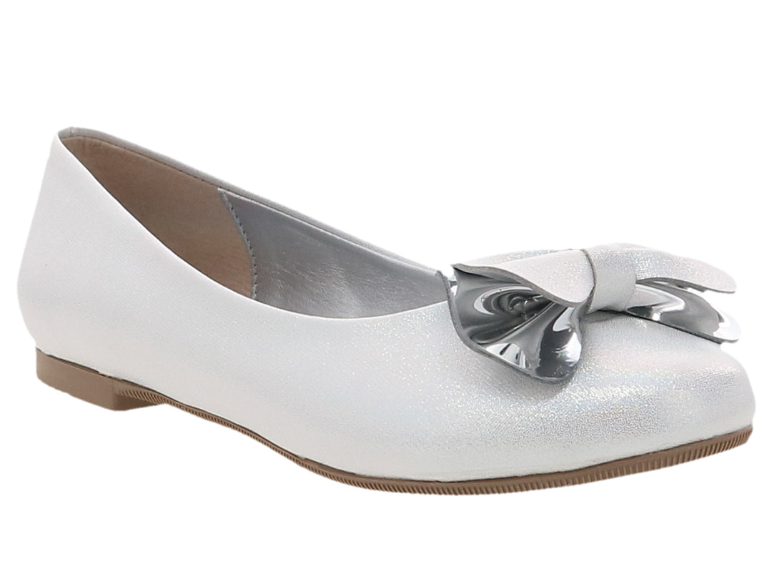 Zapato plano color plata con un moño decorativo en la parte superior.