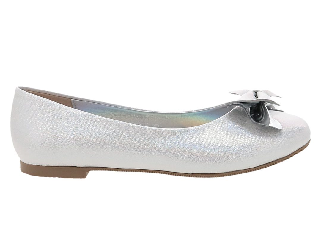 Zapato plano color plata para niña con detalle de moño brillante en la parte frontal.