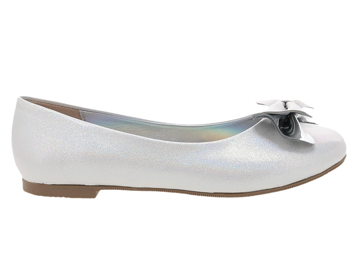 Zapato plano color plata para niña con detalle de moño brillante en la parte frontal.