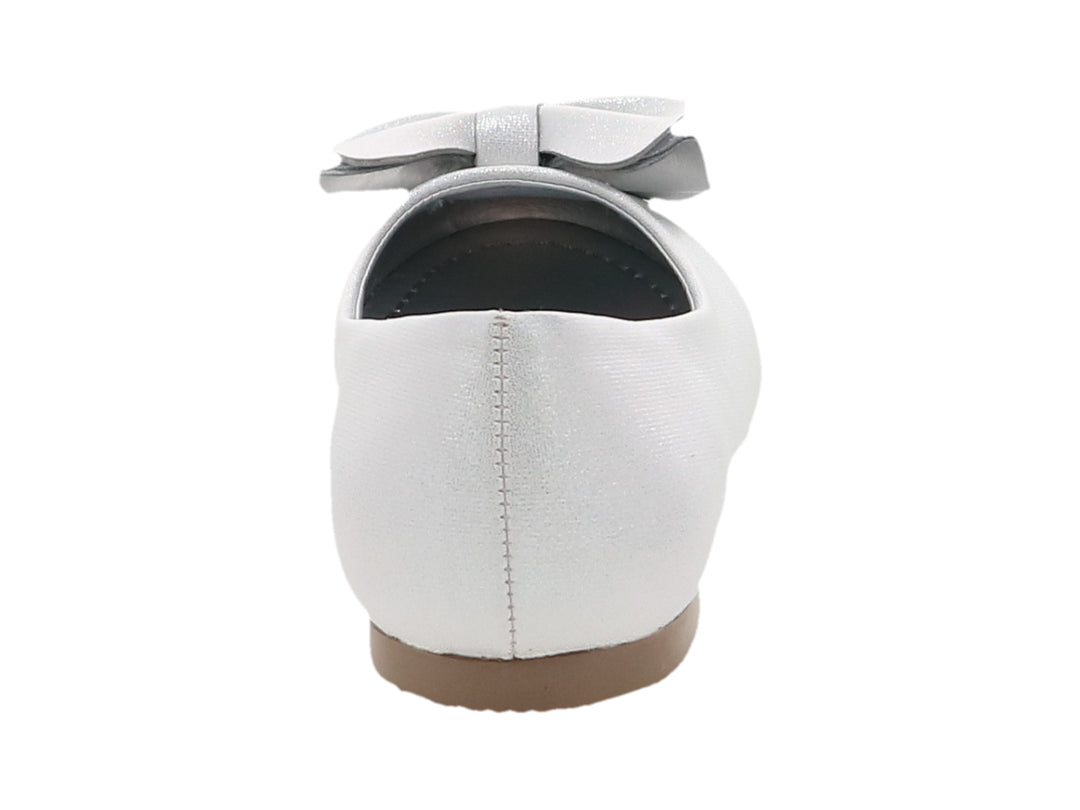 Zapato plano color plata para niña con detalle de moño brillante en la parte frontal.