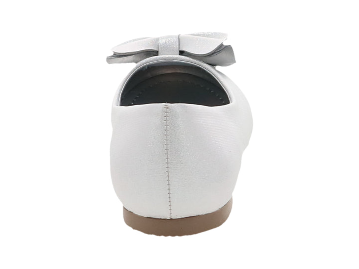 Zapato plano color plata para niña con detalle de moño brillante en la parte frontal.