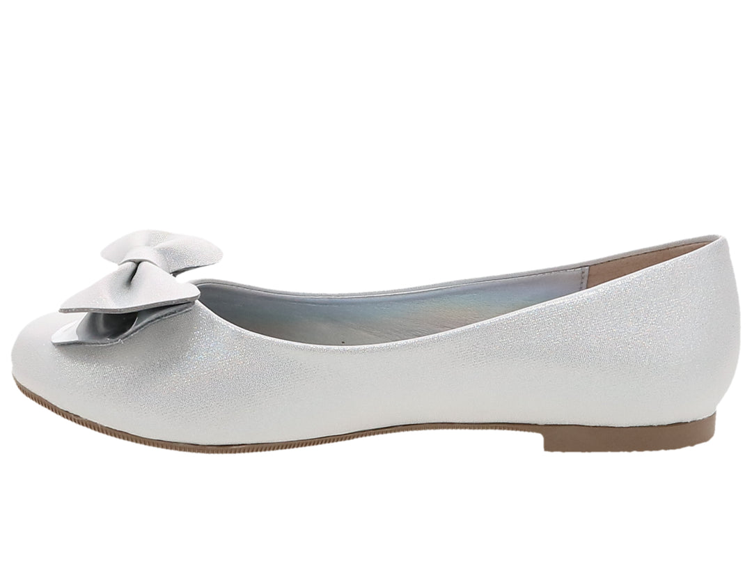 Zapato plano color plata para niña con detalle de moño brillante en la parte frontal.