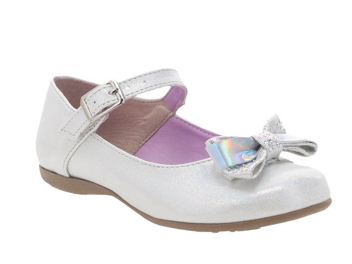 Zapato plano color plata para niña con moño decorativo y correa ajustable con hebilla.