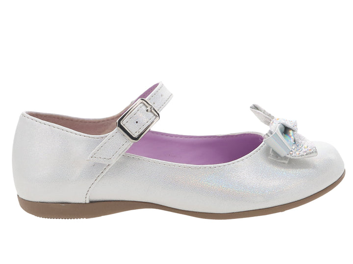 Zapato plano color plata para niña con moño decorativo y correa ajustable con hebilla.