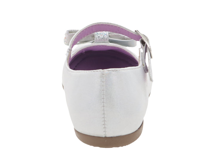 Zapato plano color plata para niña con moño decorativo y correa ajustable con hebilla.