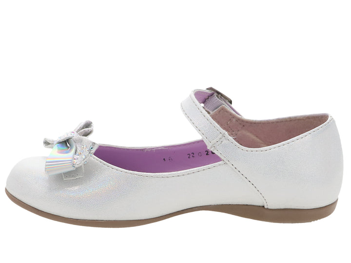 Zapato plano color plata para niña con moño decorativo y correa ajustable con hebilla.