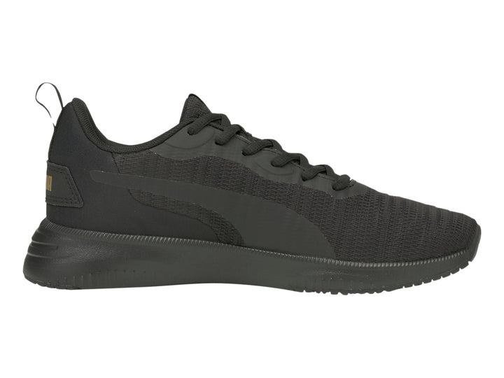 Tenis deportivos PUMA color negro con detalles dorados en el talón y suela negra.