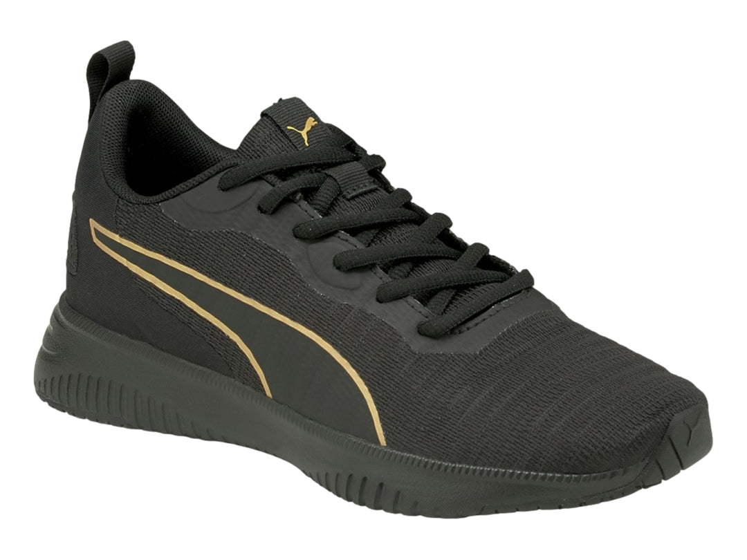 Tenis deportivos PUMA color negro con detalles dorados en el talón y suela negra.