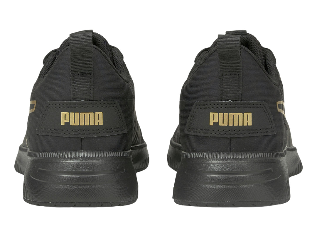 Tenis deportivos PUMA color negro con detalles dorados en el talón y suela negra.