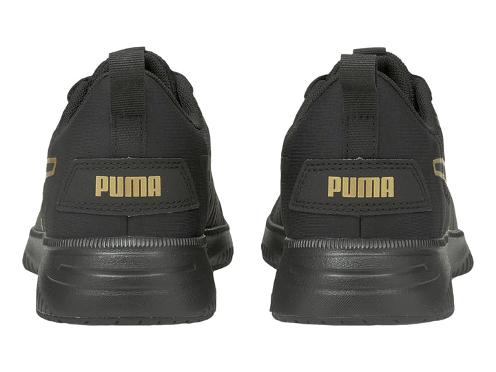 Tenis deportivos PUMA color negro con detalles dorados en el talón y suela negra.