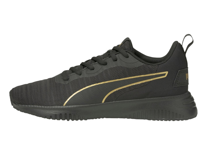 Tenis deportivos PUMA color negro con detalles dorados en el talón y suela negra.